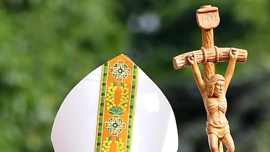 El papa Francisco llega para dar la Santa Misa en el Kyaikkasan Ground.