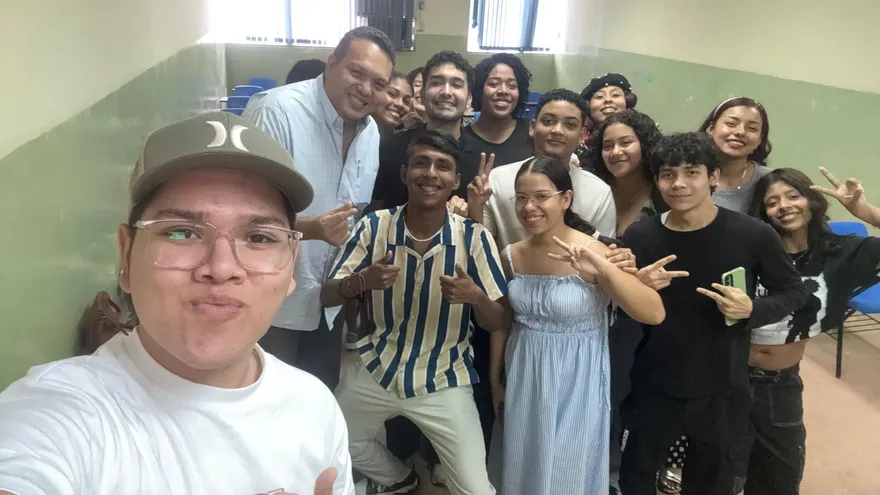 El perioista Eduardo Lim Yueng junto a los estudiantes de la materia Ética Periodística