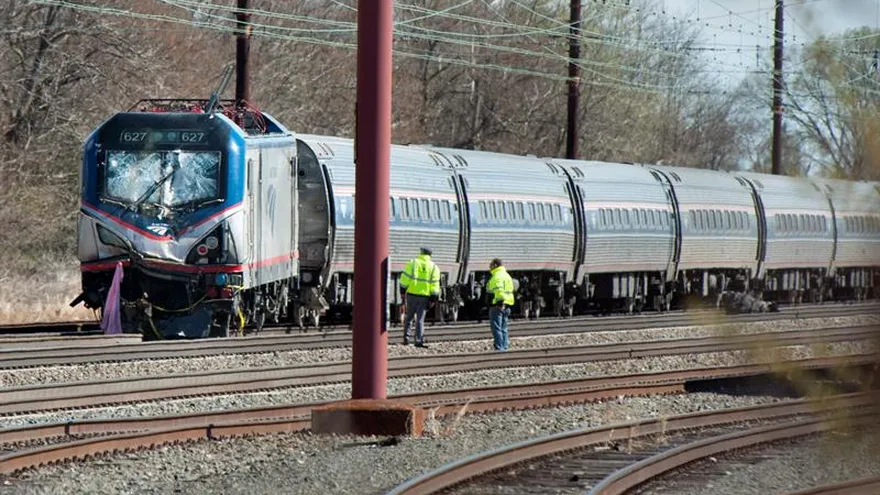Un tren, que cubría la ruta entre Nueva York y Savannah (Georgia), chocó contra una maquina de construcción que se encontraba en mitad de la vía.