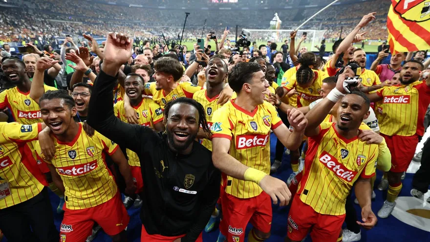 Jugadores del Lens celebran la conquista de la Copa de Francia