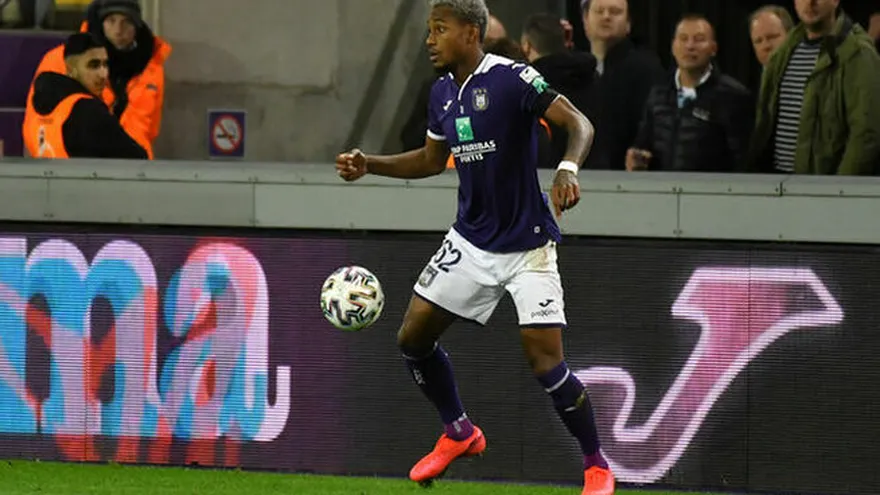 La liga belga podría continuar con mascarillas, según un virólogo