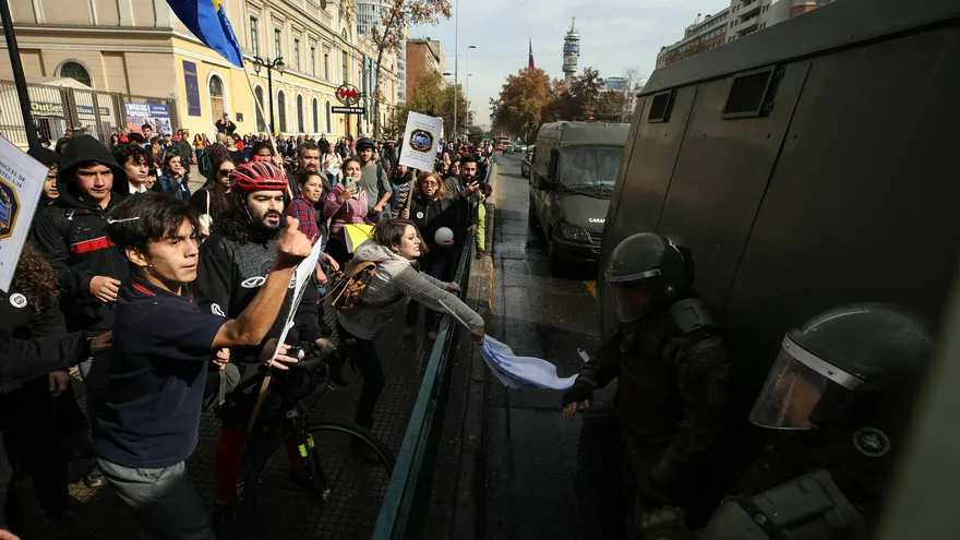 Un grupo de manifestantes fue registrado este lunes al reaccionar contra miembros de las Fuerzas Especiales (antimotines), durante una protesta de profesores y estudiantes, en Santiago de Chile