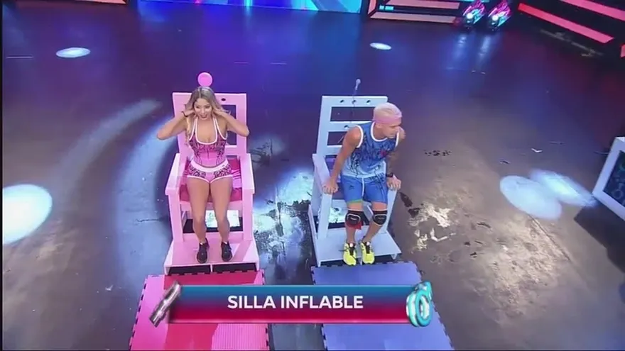 ¡Gran batalla entre Curvas y Machos en la Silla Inflable!
