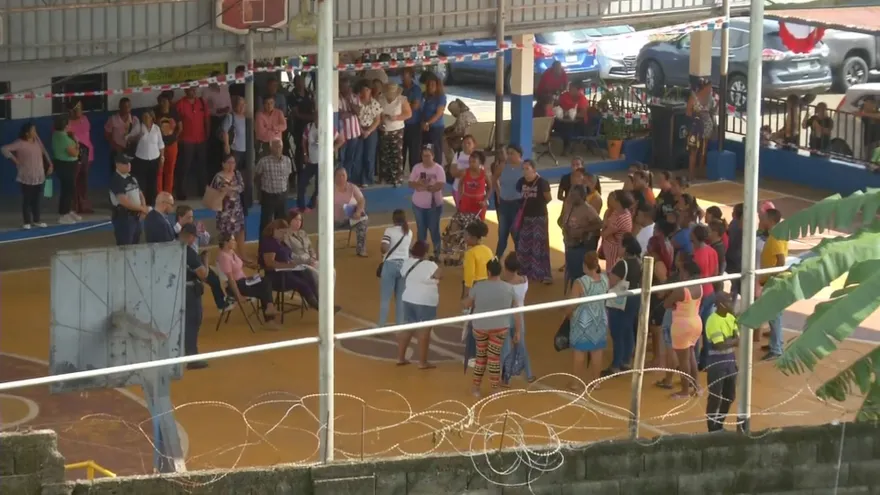 Reunión de padres de familia de la escuela Torrijos Carter con directora regional de San Miguelito