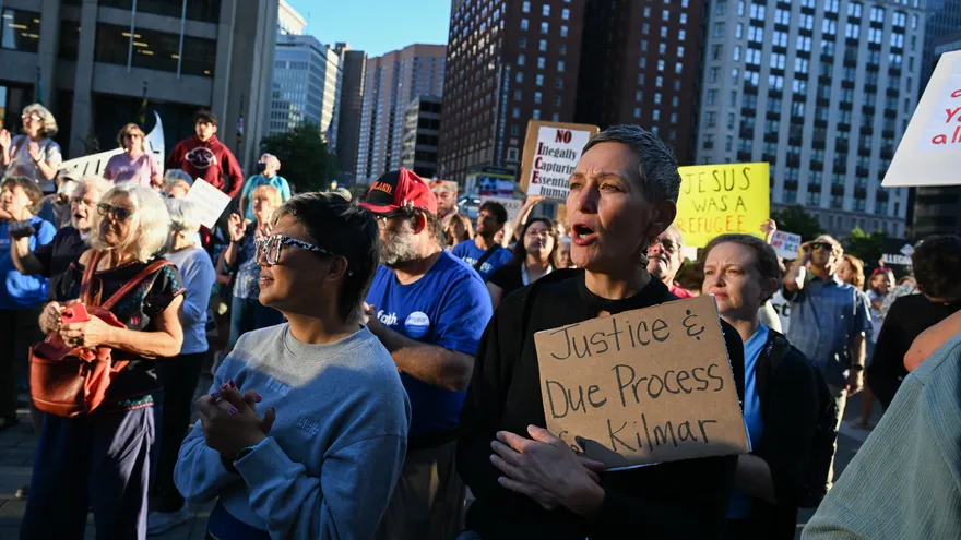 Manifestantes en Baltimore protestan contra la detención y posible deportación de Kilmar Ábrego García.