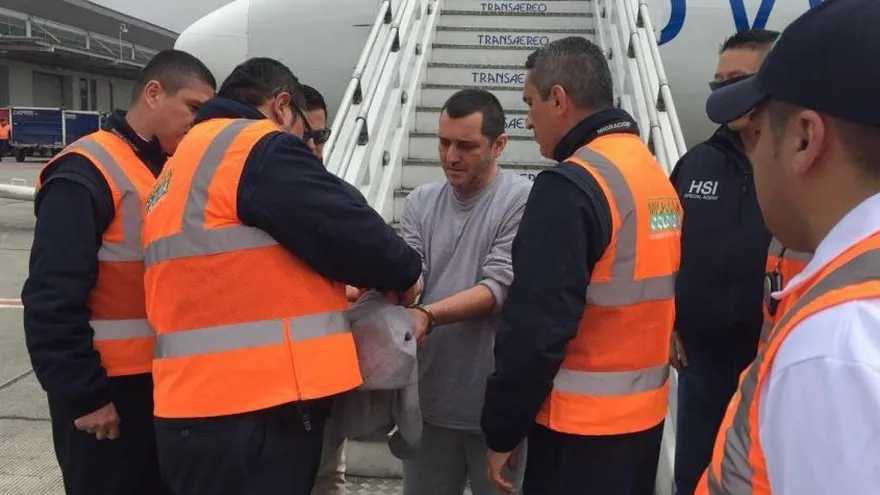 Momento en que alias 'HH' es entregado a las autoridades colombianas.