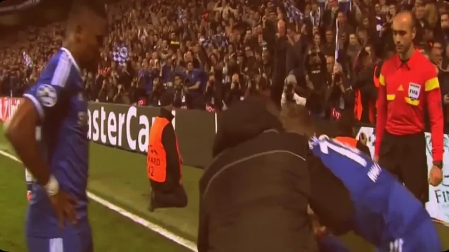Mourinho celebra con Demba Ba el gol de la clasificaci