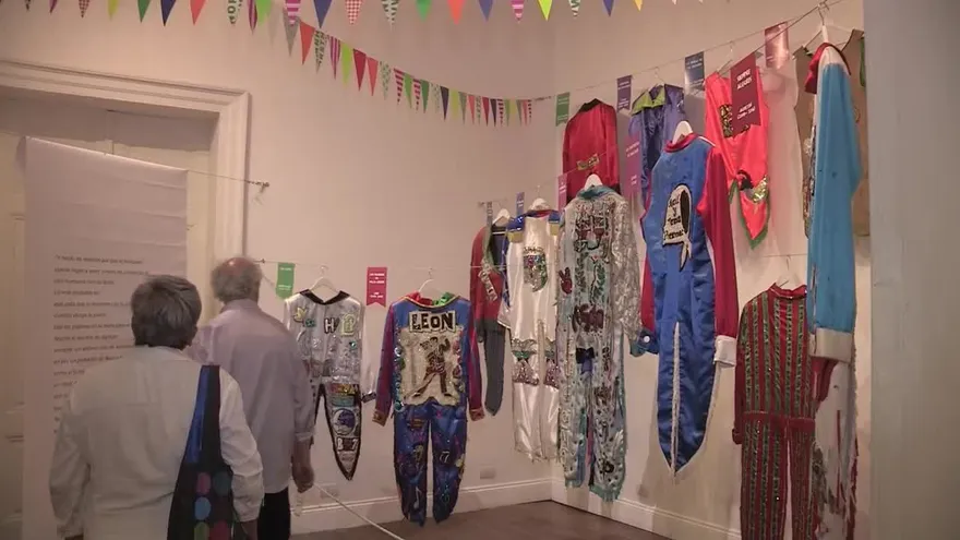 El traje, la piel de los amantes del carnaval, brilla en Buenos Aires