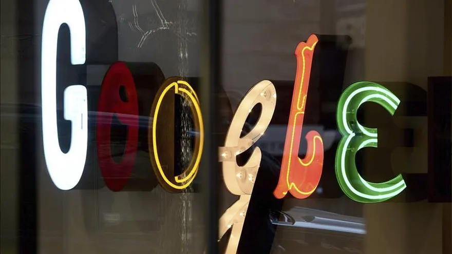 Detalle del logo de Google en sus oficinas en Nueva York.