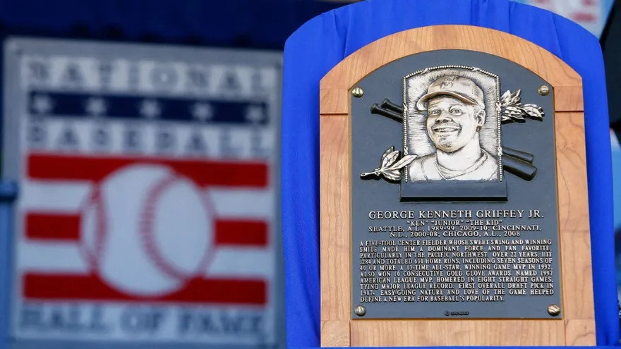 Placa de Ken Griffey Jr. junto al logo del Salón de la Fama del béisbol