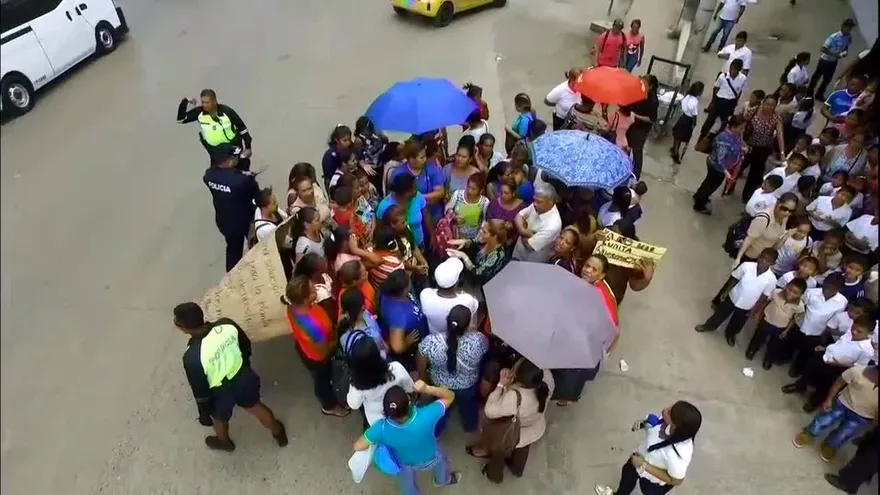 Padres de familia de una escuela en Las Mañanitas protestan