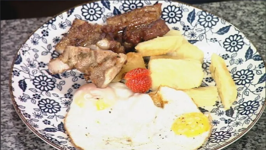 Costillas con yuca frita