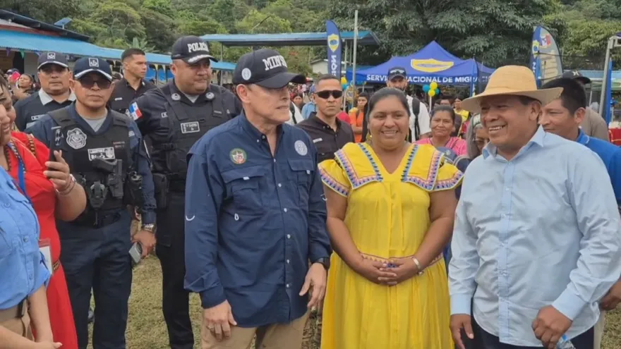 Elena Cruz Guerra, cacique general Ngäbe-Buglé. Frank Alexis Ábrego, Ministro de Seguridad de Panamá