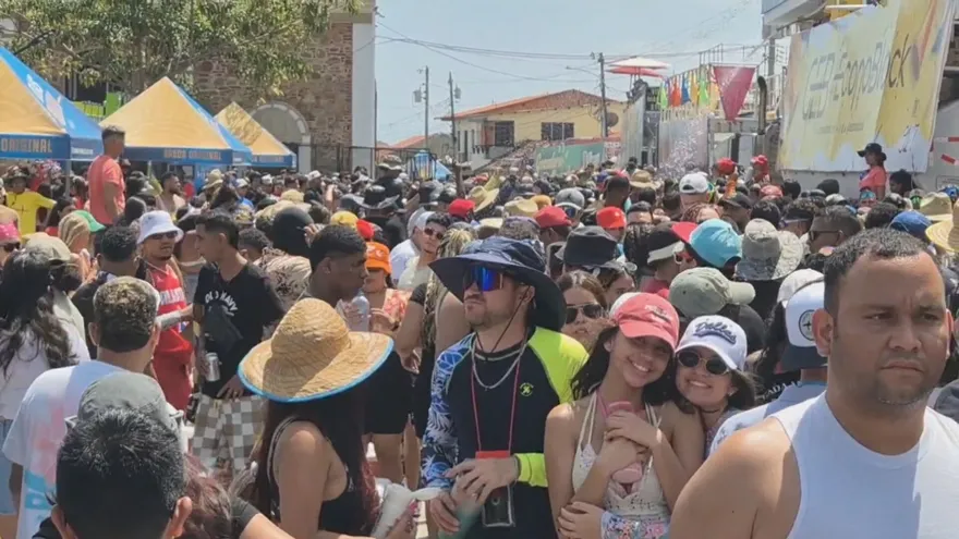 Panameños celebran San Valentín en medio de los culecos