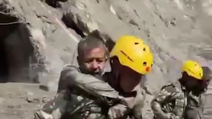 Rescatistas chinos llegan al corazón de la zona devastada por alud en el Tíbet