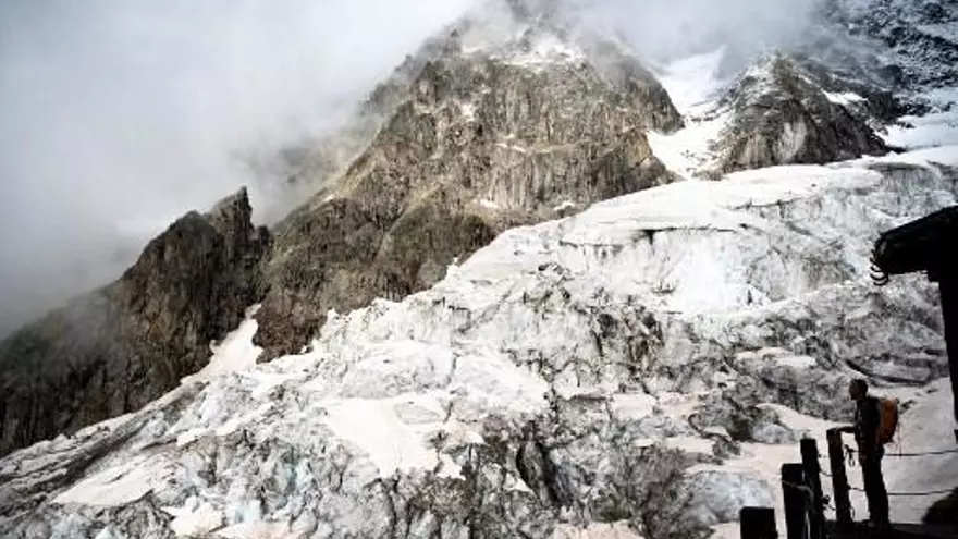 El glaciar Planpincieux, ubicado a una altura de 2,700 metros sobre el pueblo homónimo, se encuentra debajo de la vertiente sur de los Grandes Jorasses