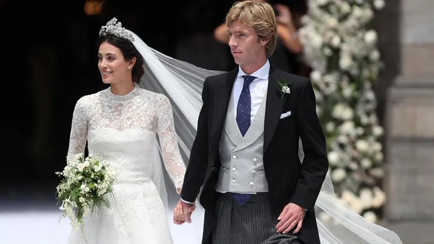 El príncipe alemán Christian de Hannover (d) y la joven peruana Alessandra de Osma (i) fueron registrados este viernes tras contraer matrimonio.