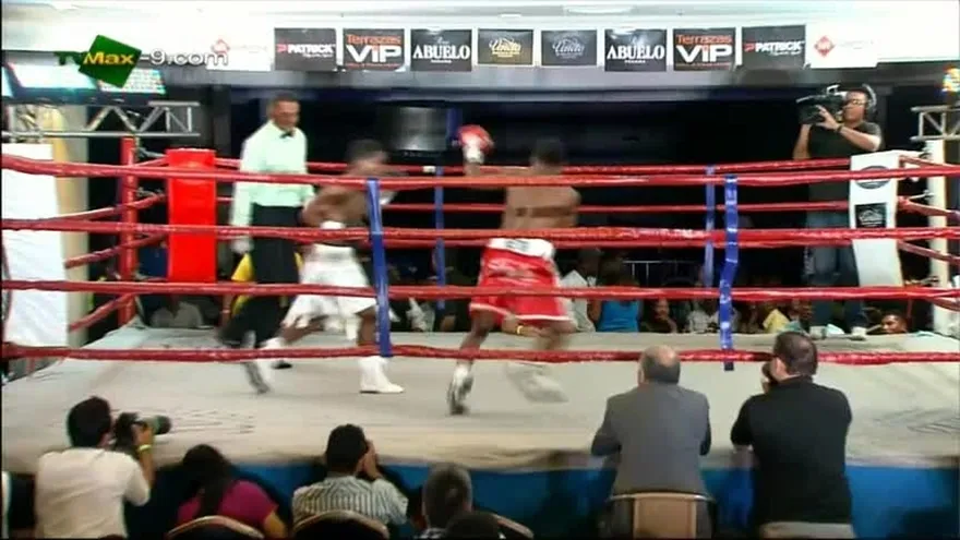 Leroy Estrada derrota por DU en 8 a Carlos Melo
