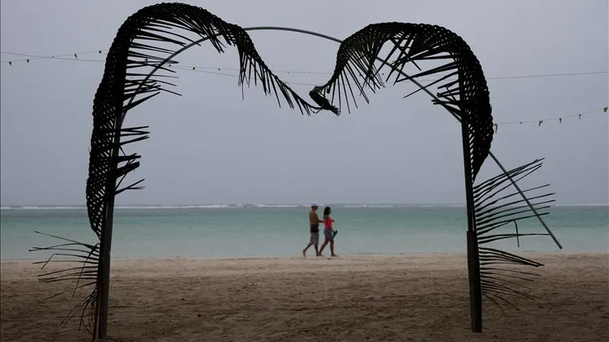 La sexta tormenta tropical de la temporada surge en el este de la cuenca atlántica cuando los remanentes de su antecesora, Erika, se acercan al extremo sur de la península de Florida, en el sureste de EEUU, tras su paso por el Caribe.