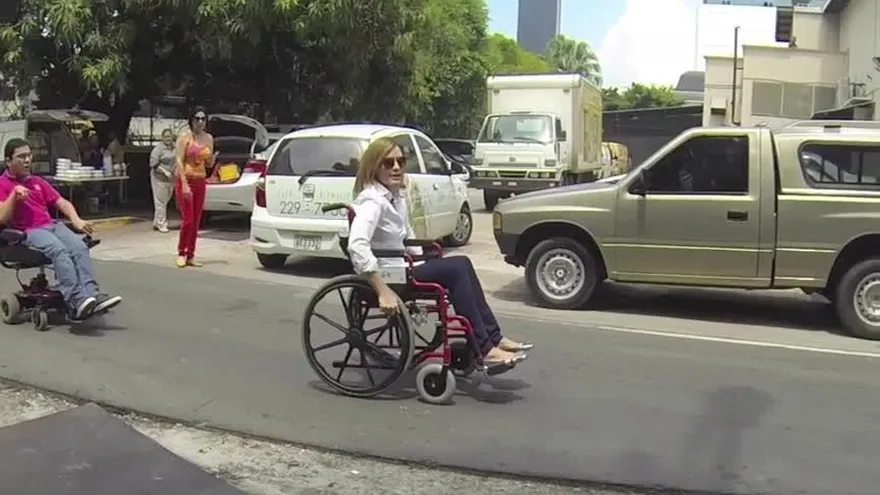 Juanpi y la exprimera Dama Vivian Fernández de Torrijos recorren Obarrio en sillas de ruedas