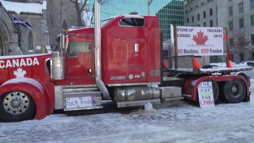 Camioneros canadienses protestan contra las restricciones por la pandemia.