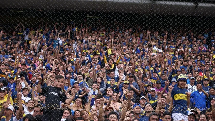 Clausuran la Bombonera por exceso de público en práctica abierta