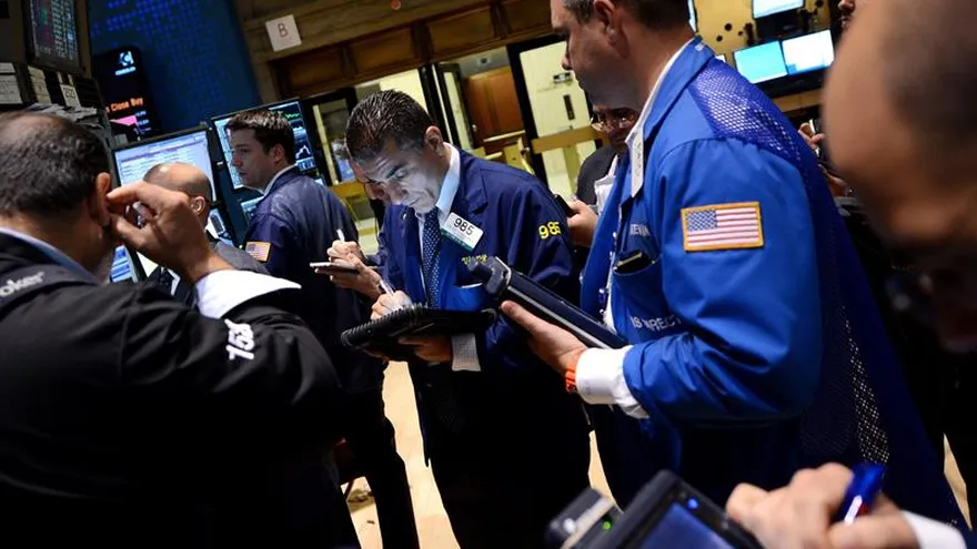 En la imagen, comisionistas de bolsa trabajan en la sede de la Bolsa de Valores de Nueva York.