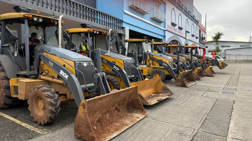 Idaan inicia operativo en Chilibre para reparar líneas de agua en el norte de la capital. (Retroexcavadoras)