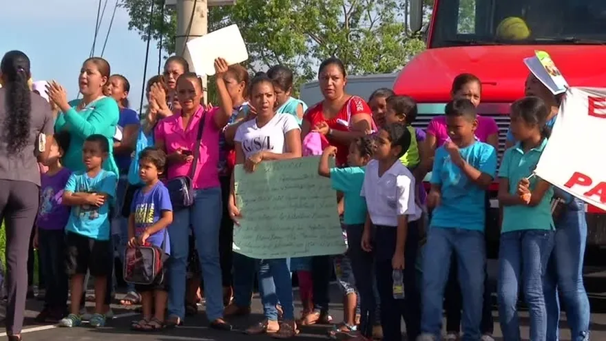 Cierran vía en Las Cumbres por mal estado de escuela