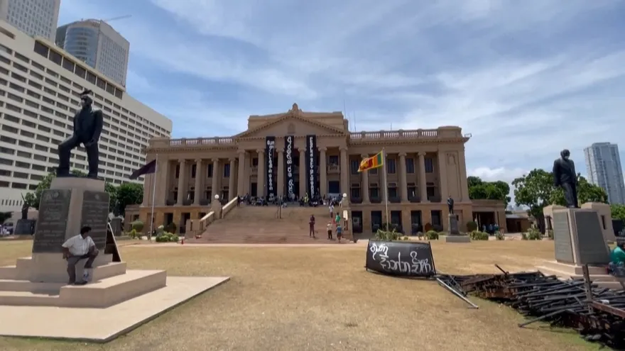 Manifestantes de Sri Lanka anunciaron el fin a la ocupación de los edificios públicos.