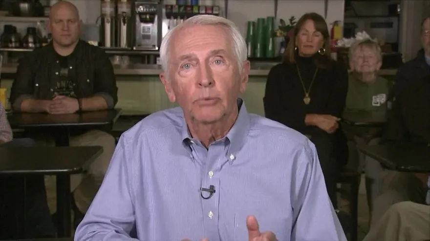 Trump “erosiona” la democracia de EEUU, dice líder demócrata