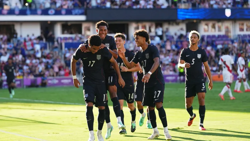 Jugadores de la selección de Estados Unidos celebran
