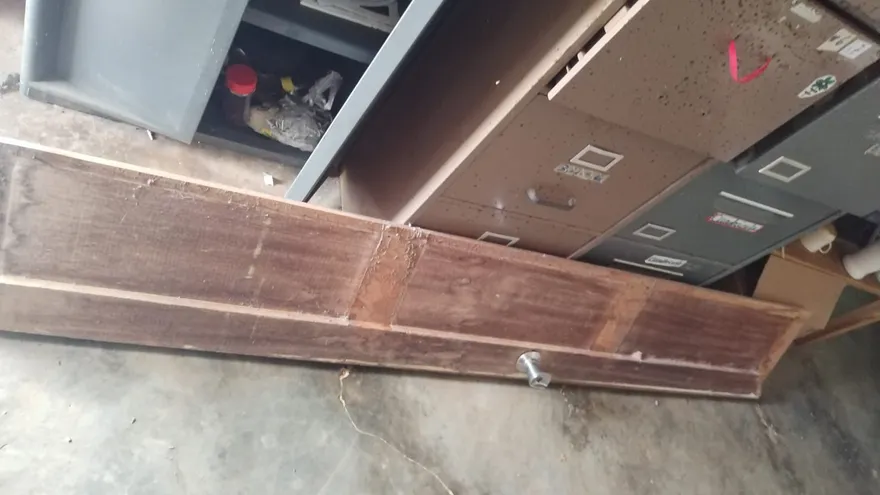 Mobiliario vandalizado en el puesto de salud de Cerro Puerco