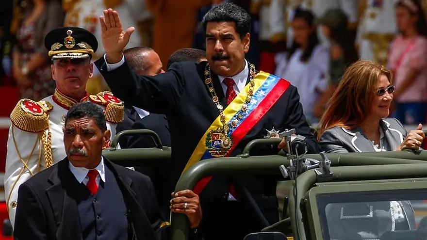 El presidente venezolano, Nicolás Maduro (c), llega junto a la primera dama Cilia Flores (d), al desfile cívico-militar para conmemorar los 207 años de la firma del Acta de Independencia hoy, jueves 5 de julio de 2018, en el Paseo Los Proceres del cuartel Fuerte Tiuna, en Caracas (Venezuela).