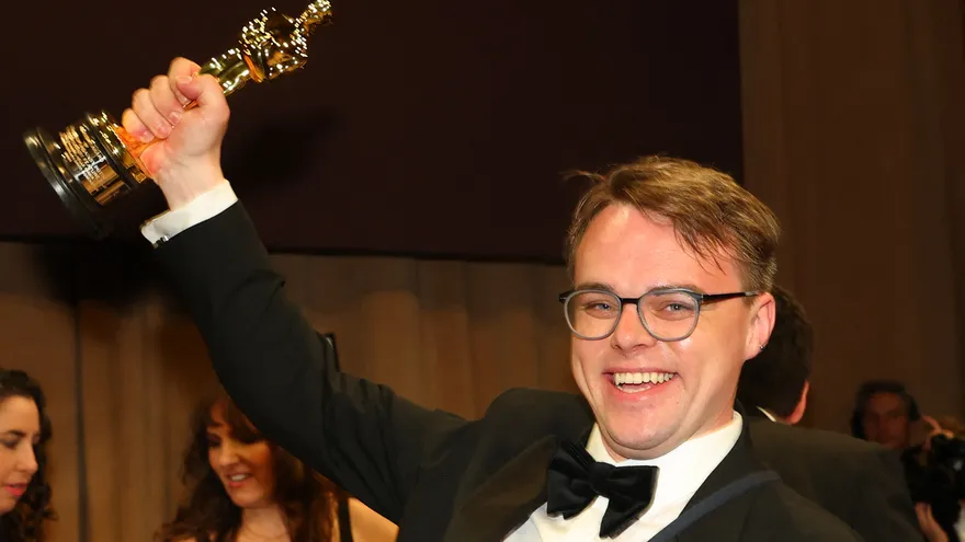 El profesor ruso Pavel Talankin levanta su Óscar a Mejor Largometraje Documental por “Mr. Nobody Against Putin” en el Governors Ball de la 98.ª edición de los Premios de la Academia en el Dolby Theatre de Hollywood, California, el 15 de marzo de 2026.