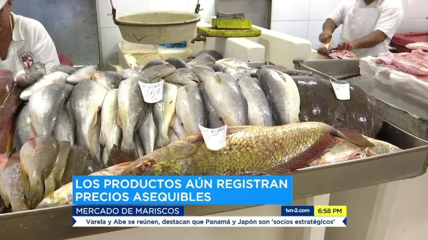 Compradores buscan precios accesibles en el Mercado del Marisco