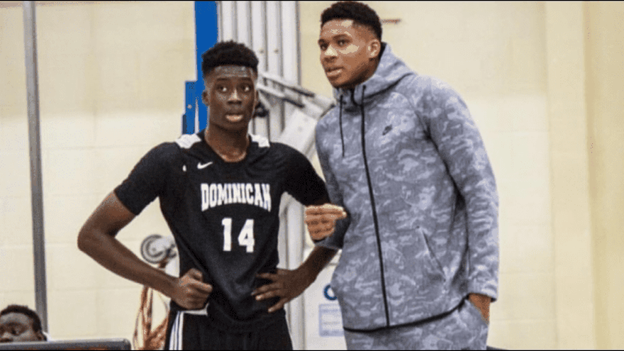 Giannis Antetokounmpo (d) junto a su hermano Alex (i)