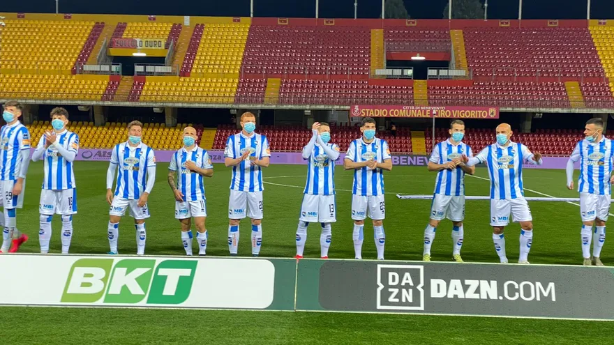 Los jugadores del Pescara saltan al campo llevando mascarilla