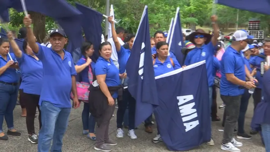 Docentes protestan en inmediaciones del Meduca