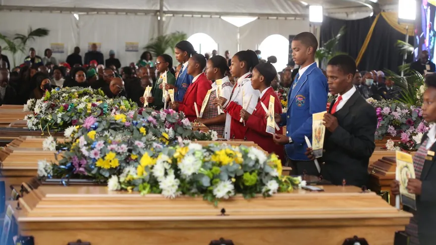 Familiares de los jóvenes muertos en Sudáfrica