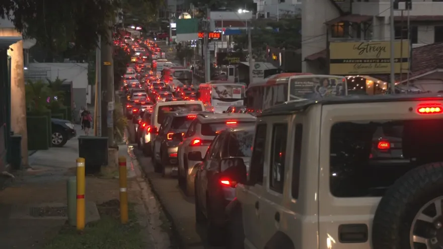Tranque descomunal paralizó la capital: Miles de afectados sin causa específica