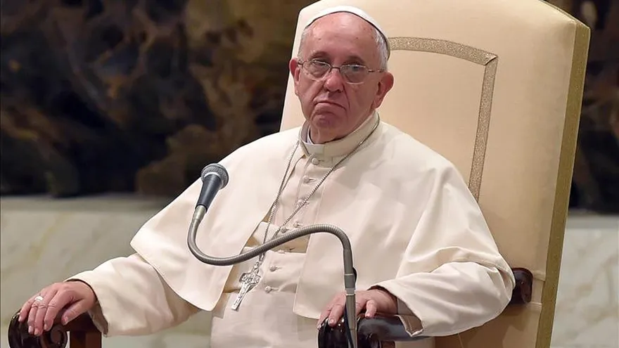 El papa Francisco renovó hoy su llamamiento para que se "respeten los acuerdos para alcanzar la paz en Ucrania" y se responda a la emergencia humana, durante la ceremonia del rezo del Ángelus en la Plaza de San Pedro.