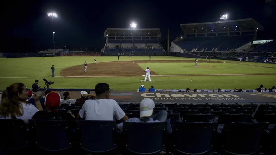 El COVID-19 toca al béisbol en Nicaragua, donde los deportes no se detienen