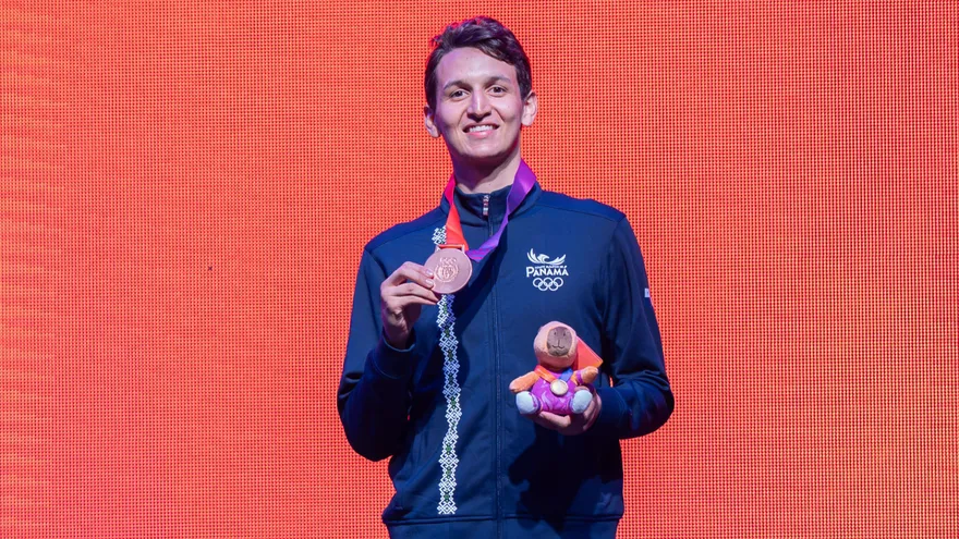 Ian Romero muestra la medalla que obtuvo en los Juegos Suramericanos Santa Fe 2026