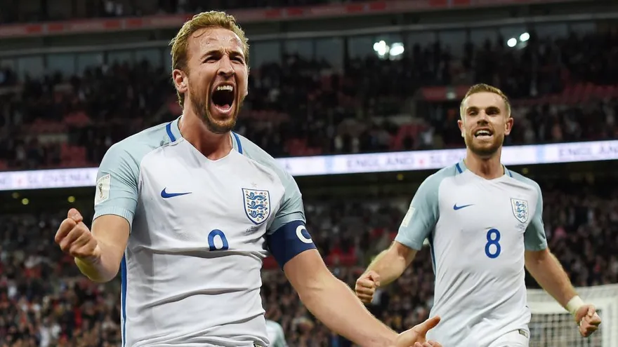 Harry Kane (izq.), hoy, la gran figura de Inglaterra | Agencias