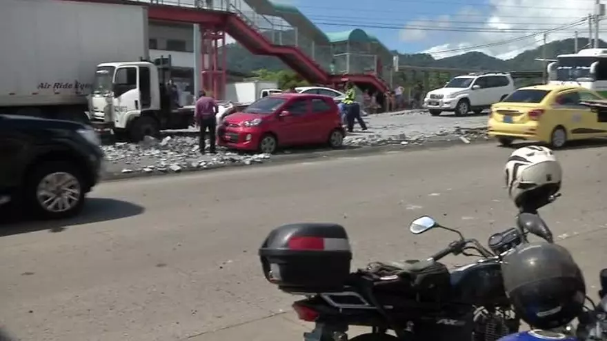 Camión con bloques pierde los frenos y choca a cinco autos en Las Lajas