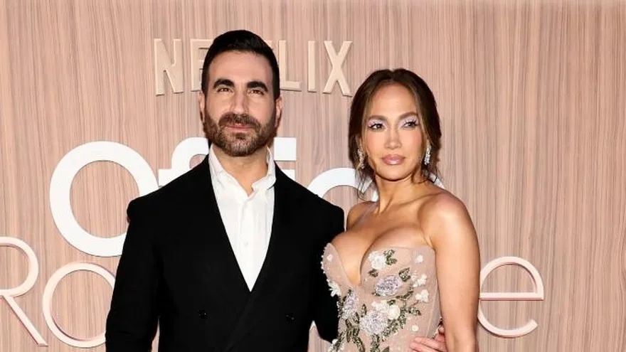 Brett Goldstein y Jennifer Lopez