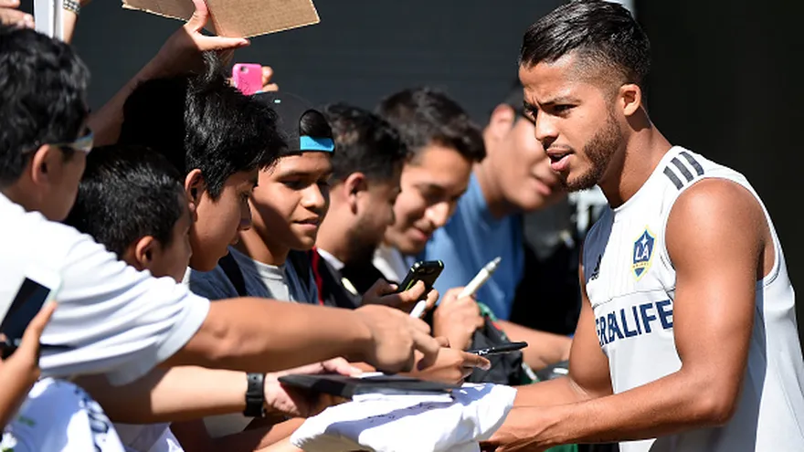 Dos Santos con sus fans del Galaxy.
