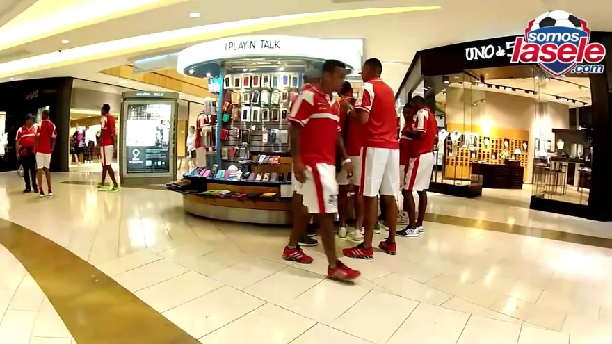 Seguimos a la Selección y en su primer día visitó un centro comercial