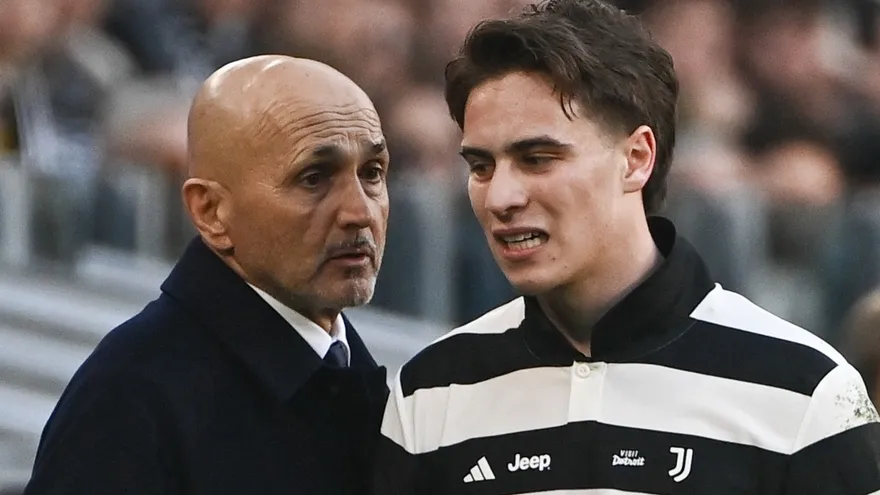 Luciano Spalletti junto a Kenan Yildiz